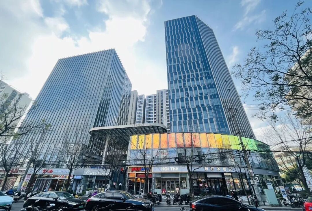 漕河泾商业街景,玻璃幕墙写字楼与商业裙楼